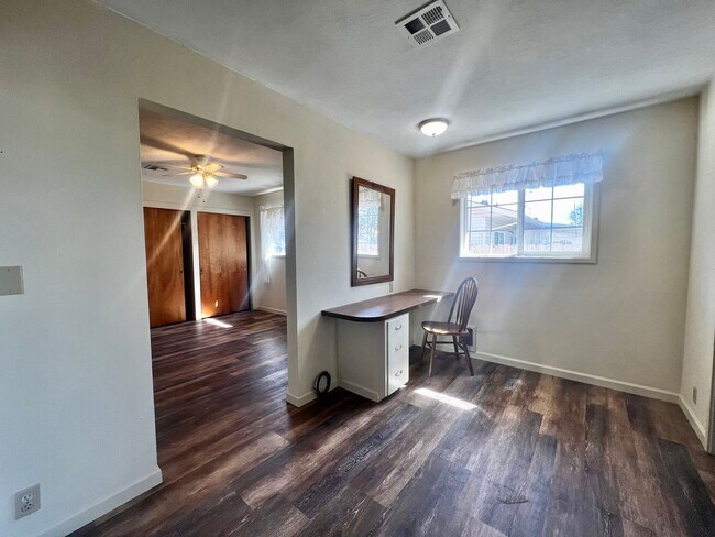 Building Photo - 3 Bedroom, 2.5 Bath House