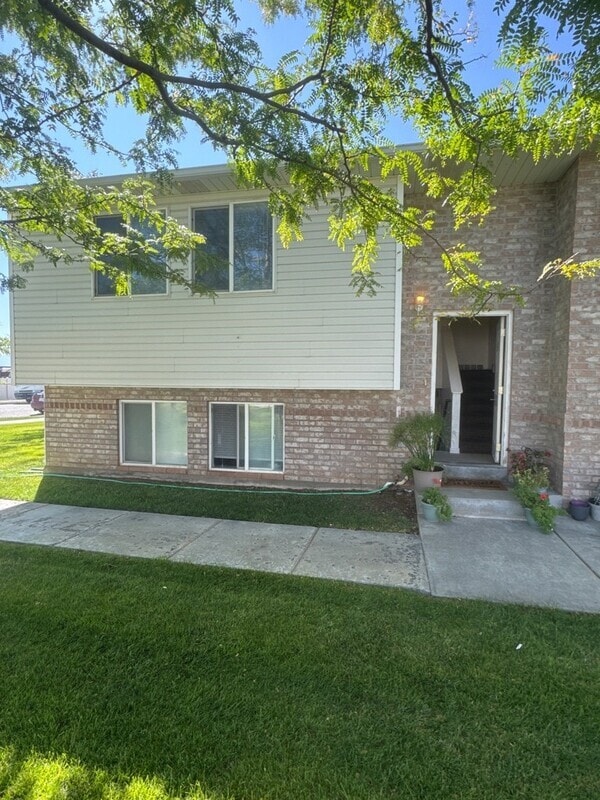 Building Photo - 1670 W 100 N