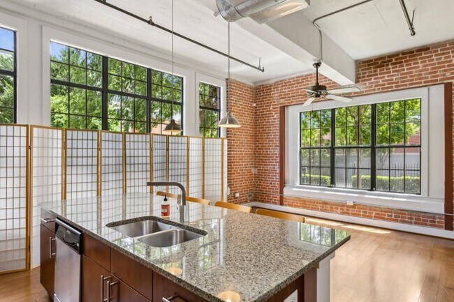 Building Photo - 1261 Caroline St NE