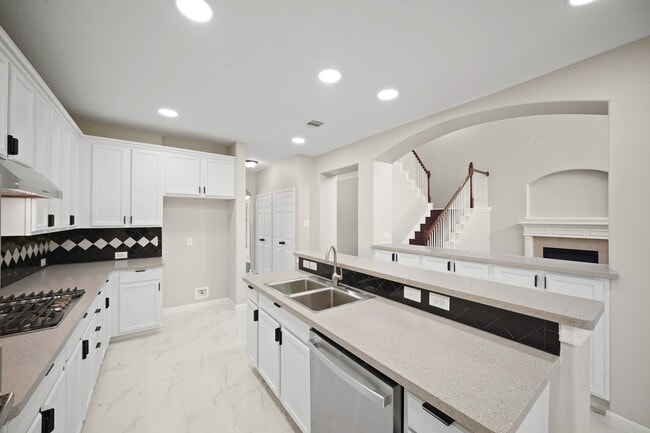 Building Photo - 714 Coggins Point Way