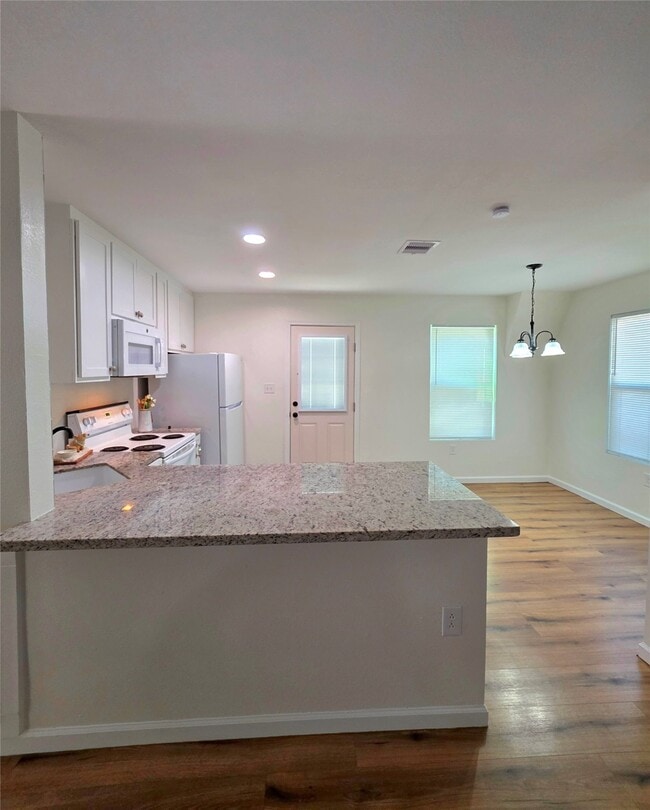 Building Photo - 5422 Pine Ave