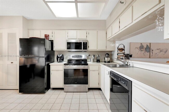 Building Photo - 2206 S Cypress Bend Dr