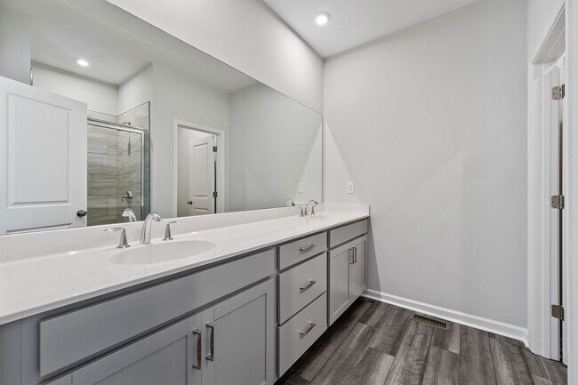 Building Photo - BRAND NEW Townhome located in Westside Ben...