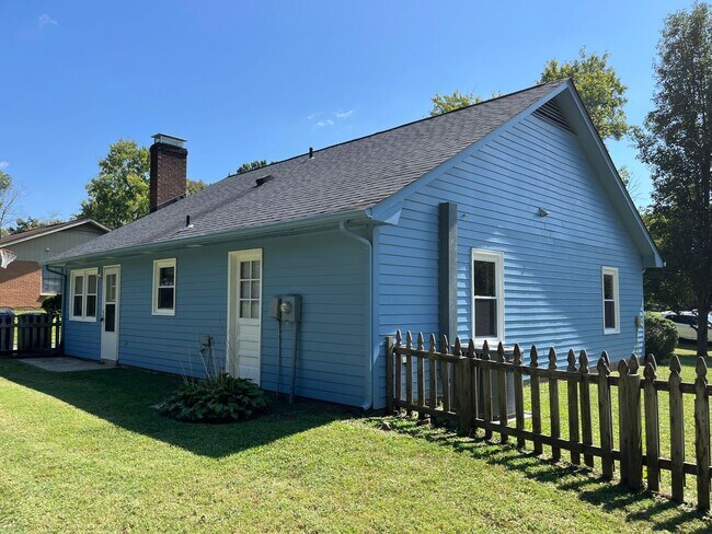 Building Photo - 1681 Village Pl