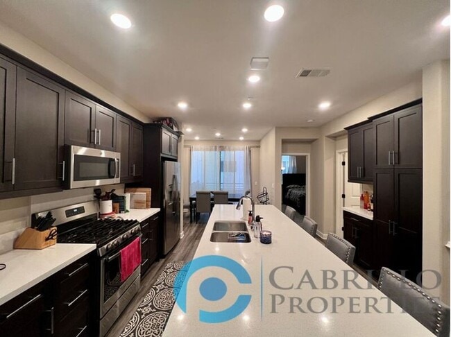 Building Photo - 1840 Mint Ter