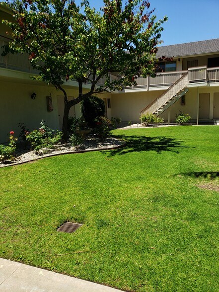 Peaceful Courtyard - 2930 W 235th St