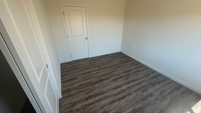 Building Photo - Coyote Run Duplexes 9004