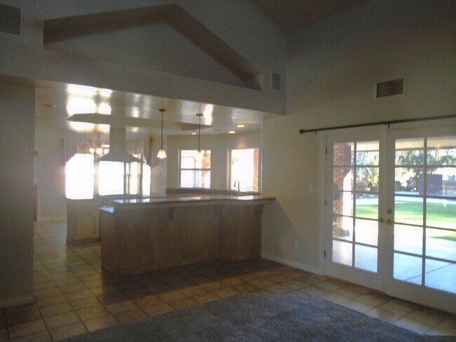 Building Photo - NW - CUSTOM HOME WITH POOL!!