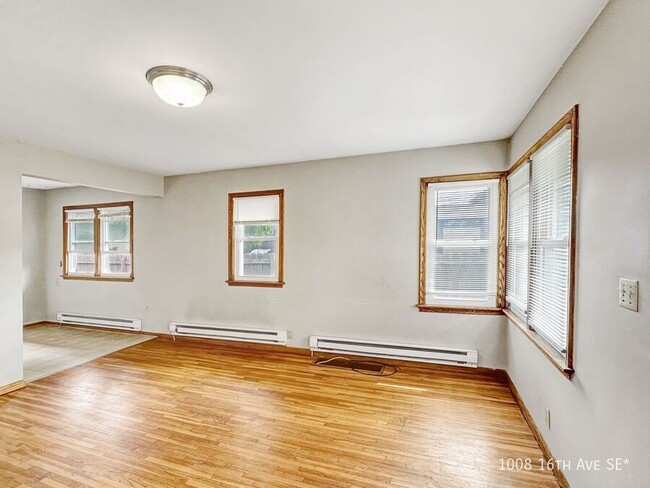 Building Photo - 3br 2ba ~ Security Deposit Free Alternativ...