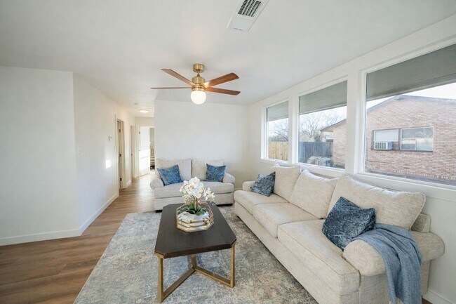 Building Photo - Modern Chic 3 Bedroom W/ Flex Space!