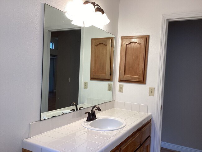 Building Photo - 9615 N Buttonwood Ct