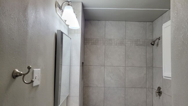 Building Photo - Totally Updated 3/1/2 A MUST SEE! Available July 2026