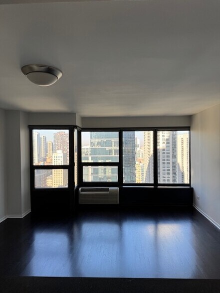 Building Photo - 30 E Huron St