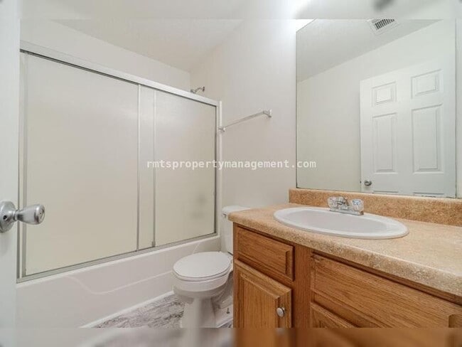 Building Photo - Spacious 4 bedroom 2.5 bath