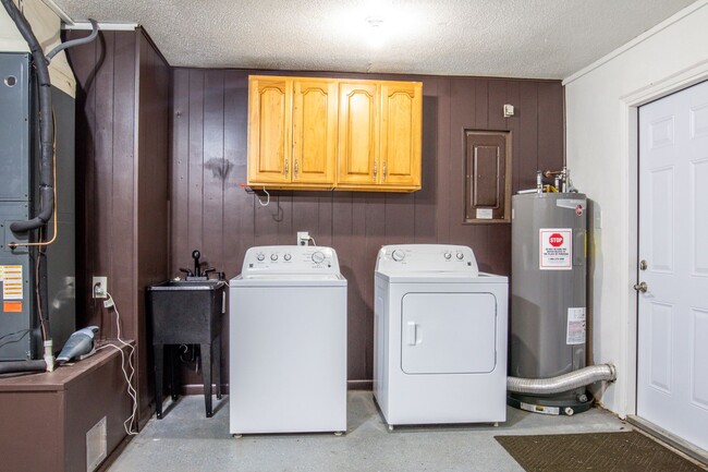 Building Photo - BEAUTIFUL 3 BEDROOMS SINGLE FAMILY HOME LO...
