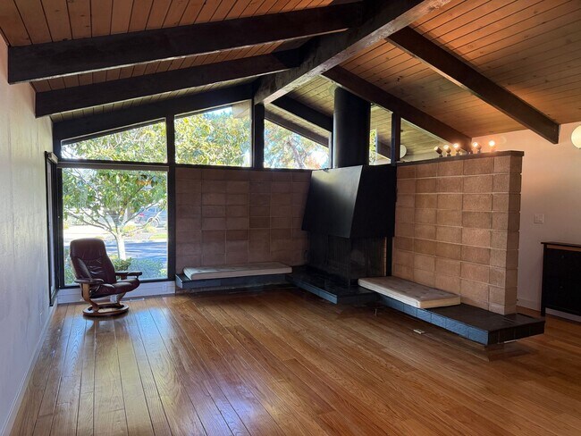 Building Photo - Desirable St Francis Neighborhood