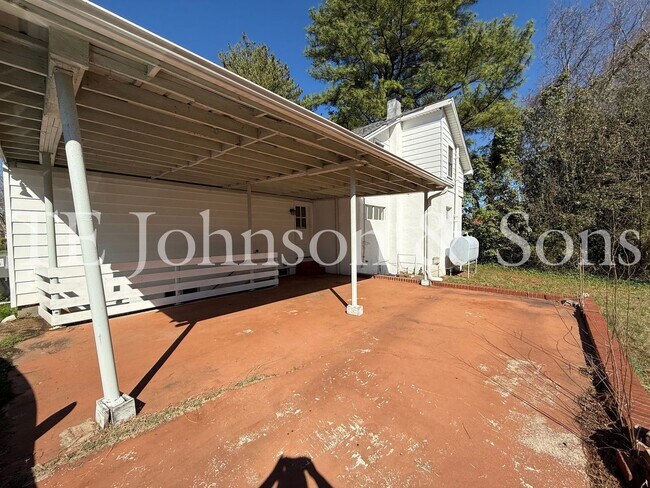 Building Photo - Charming 2BR Home Near Silas Creek Pkwy with Hardwood Floors & Carport
