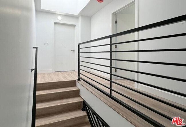 Building Photo - 5616.5 Fulcher Ave