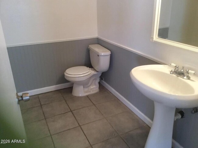 Building Photo - 2694 E Oakleaf Dr