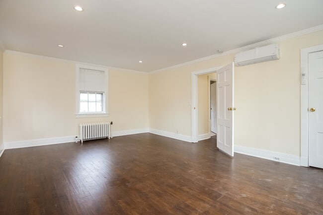 Building Photo - 50 Greenacres Ave