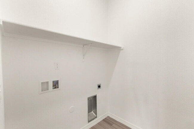 Building Photo - 905 Ada Ln