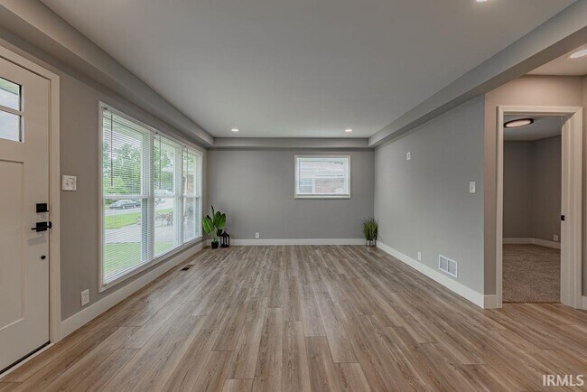 Building Photo - 2054 Conlin Ave