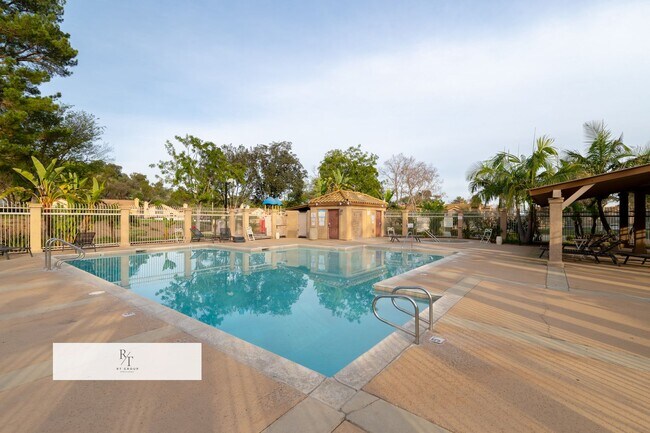 Building Photo - Bright Townhome in Sunset Community with Garage | Chino Valley USD