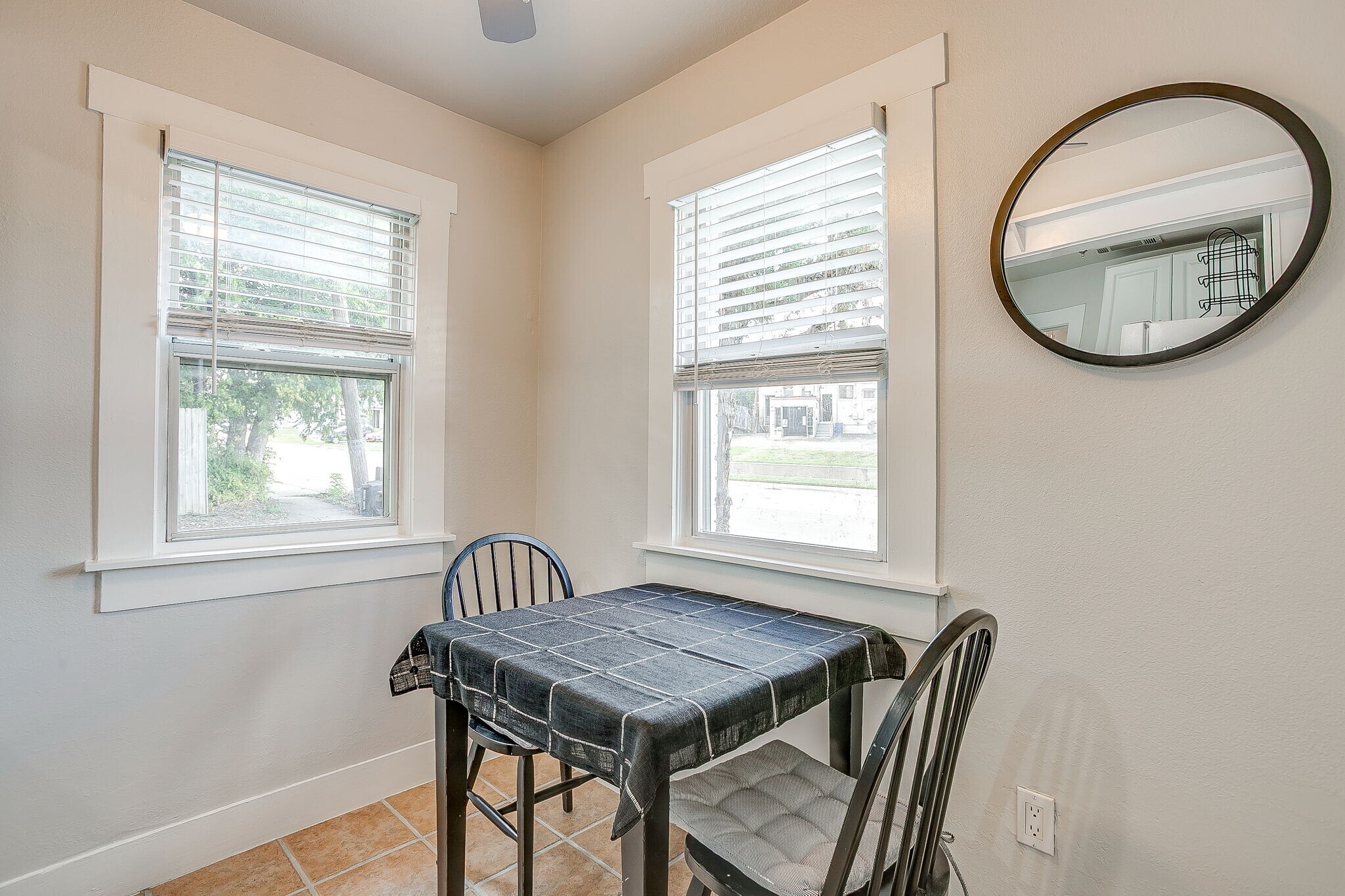 Building Photo - 1600 Belle Pl