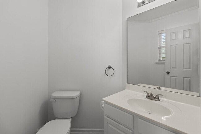 Building Photo - Your Perfect Townhome Is Here!