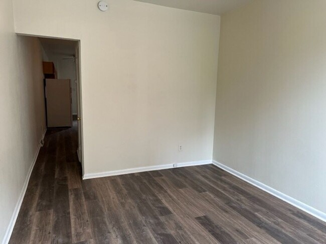 Building Photo - Single Family 2 Bedroom 1 Bathroom Home Fo...