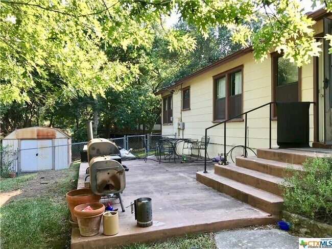 Building Photo - Charming 3 Bedroom Home - Large Backyard - Carport