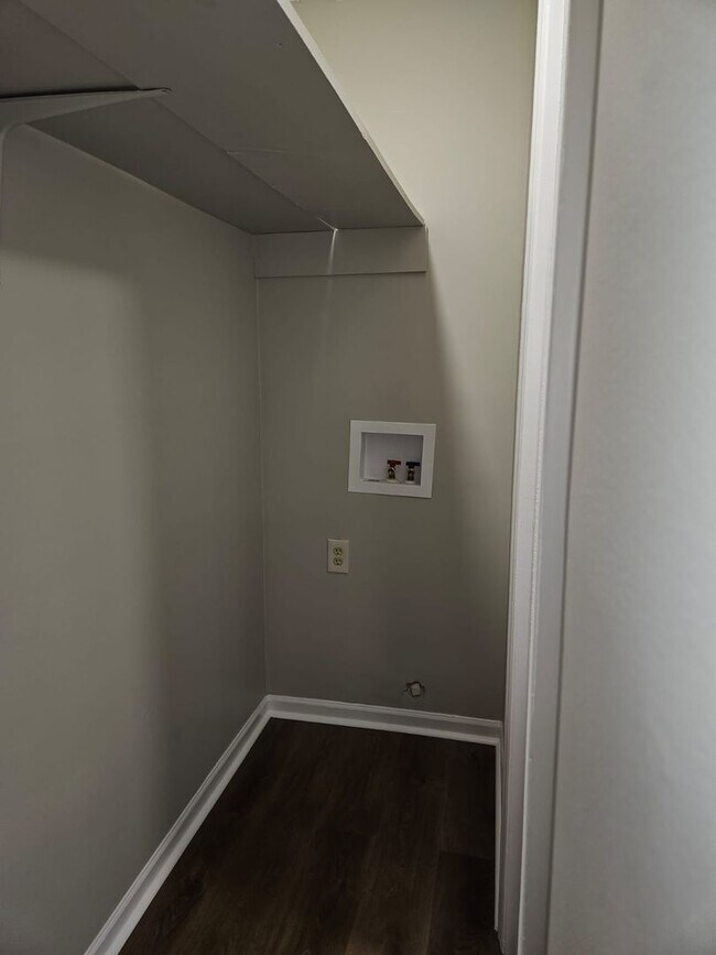 Building Photo - Three bedroom, two bath condo in High Point