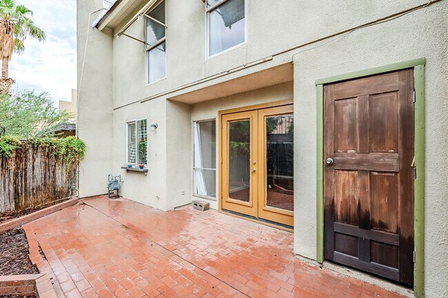 Building Photo - 3 Bed 2.5 Bath Pet-Friendly Retreat by The...
