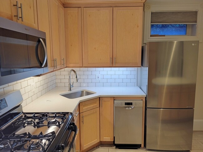 Building Photo - 210 8th St SE