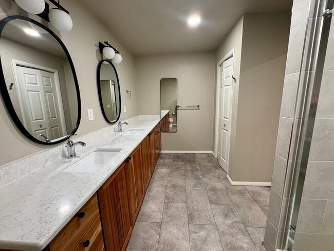 Building Photo - 2045 Eastridge Dr
