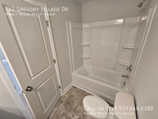 Building Photo - 142 Gregory Vlg Dr