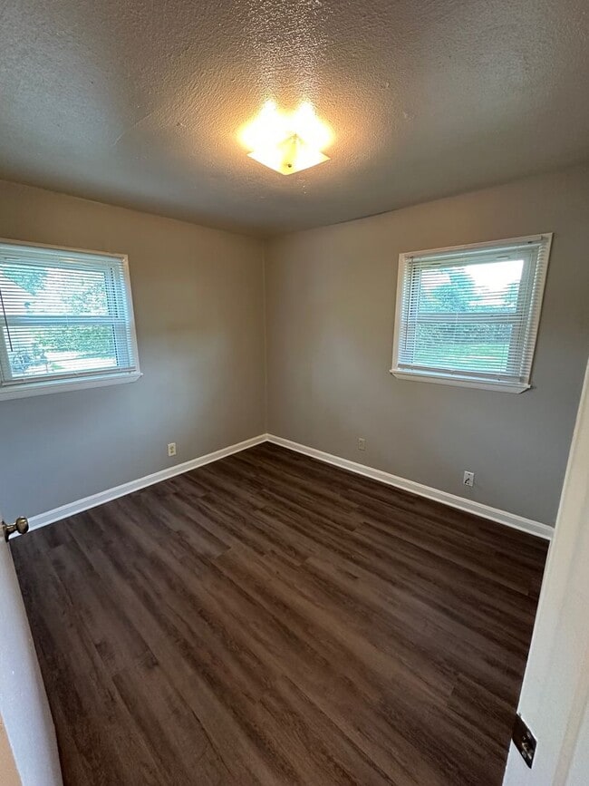 Building Photo - House for rent: Four bedroom,One bath, sto...