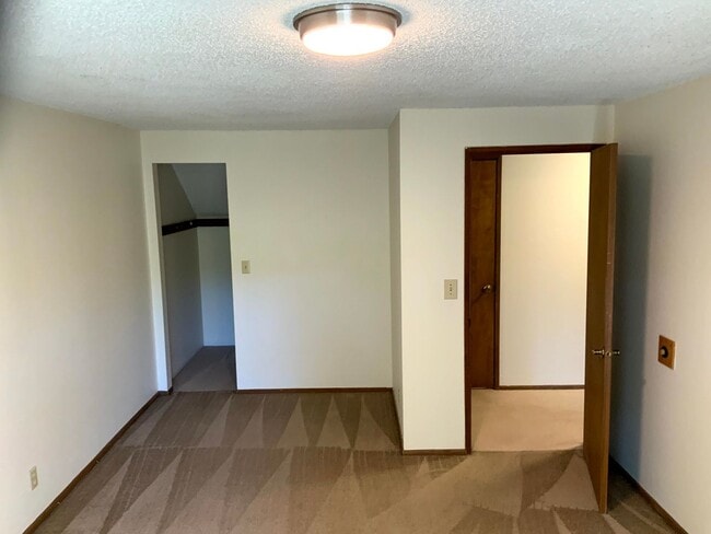 Building Photo - Two Bedroom Duplex in South Hills Area