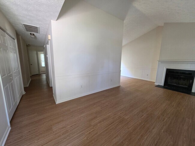 Building Photo - Move In Ready 3 Bedroom Ranch!