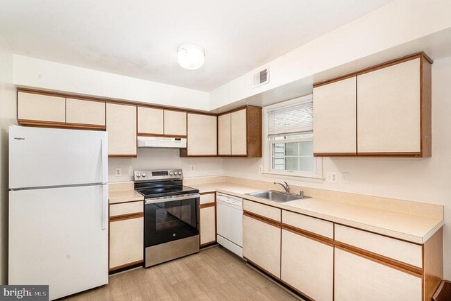 Building Photo - 7624 Wedgewood Dr