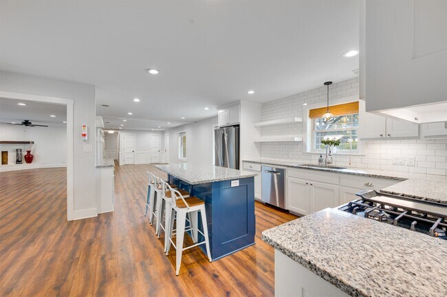 Building Photo - 215 Perryman Rd