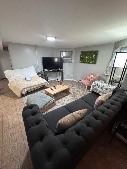 Building Photo - 4325 N Wolcott Ave