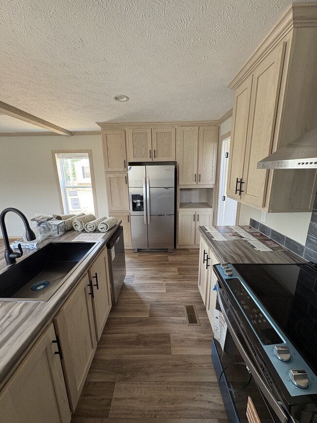 Building Photo - 400 Parker St