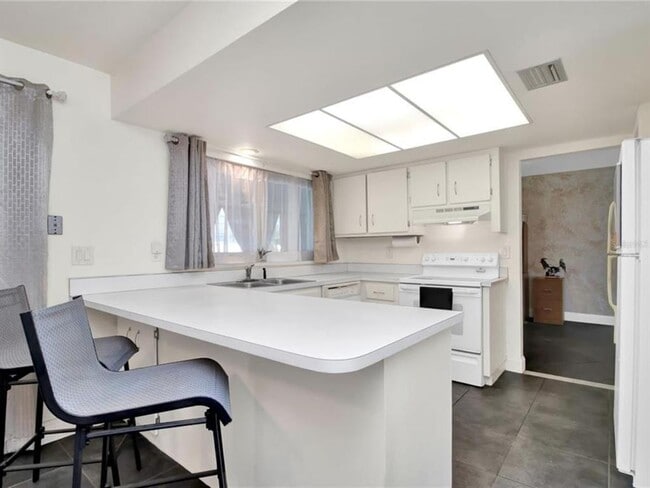 Building Photo - 2429 Ivanhoe St