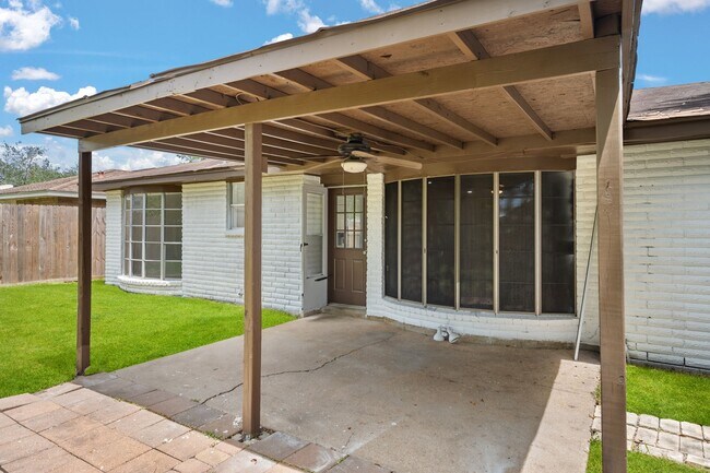 Building Photo - 16822 David Glen Dr