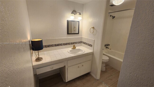 Building Photo - 1301 NE Miami Gardens Dr