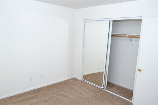 Building Photo - SW - ROOMY 3 BEDROOM 2.5 BATH TOWNHOME - 8...