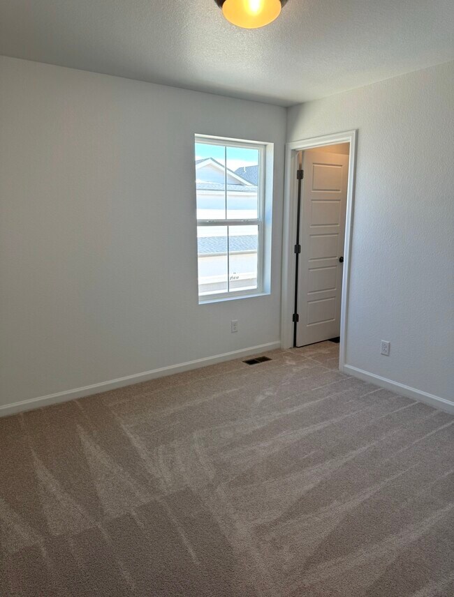 Building Photo - 3364 N Catawba Wy