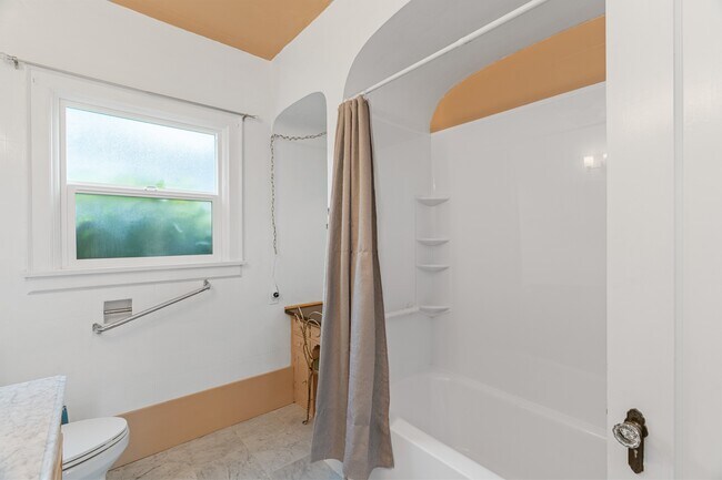 Building Photo - 404 Pioneer Ave E