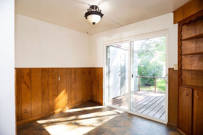 Building Photo - Charming 4 Bedroom, 1.75 Bath Brick Ranch Near Old Town!